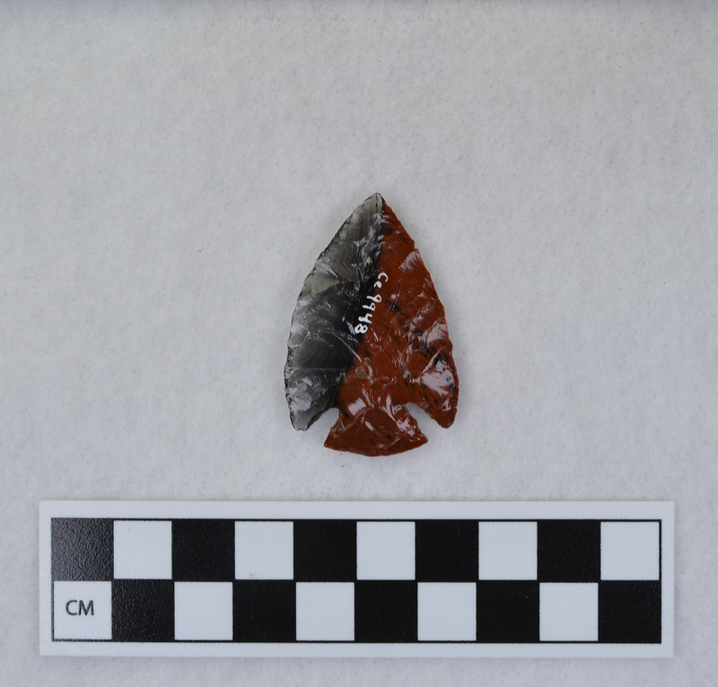 Donald E. Crabtree made this using the Titmus technique and added corner notches. Jim Woods noted that one side has very little pressure flaking.