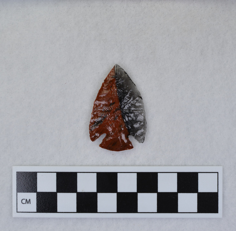 Donald E. Crabtree made this using the Titmus technique and added corner notches. Jim Woods noted that one side has very little pressure flaking.