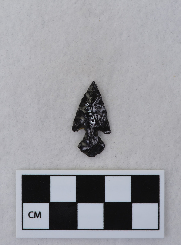 Corner notched, associated w/Ce.4026