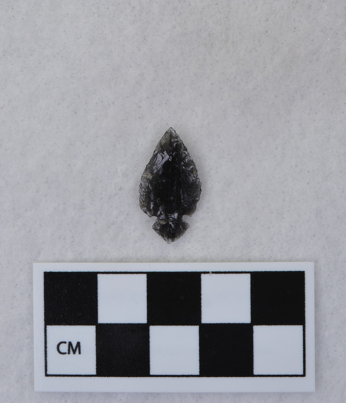 Corner notched, associated w/Ce.4026