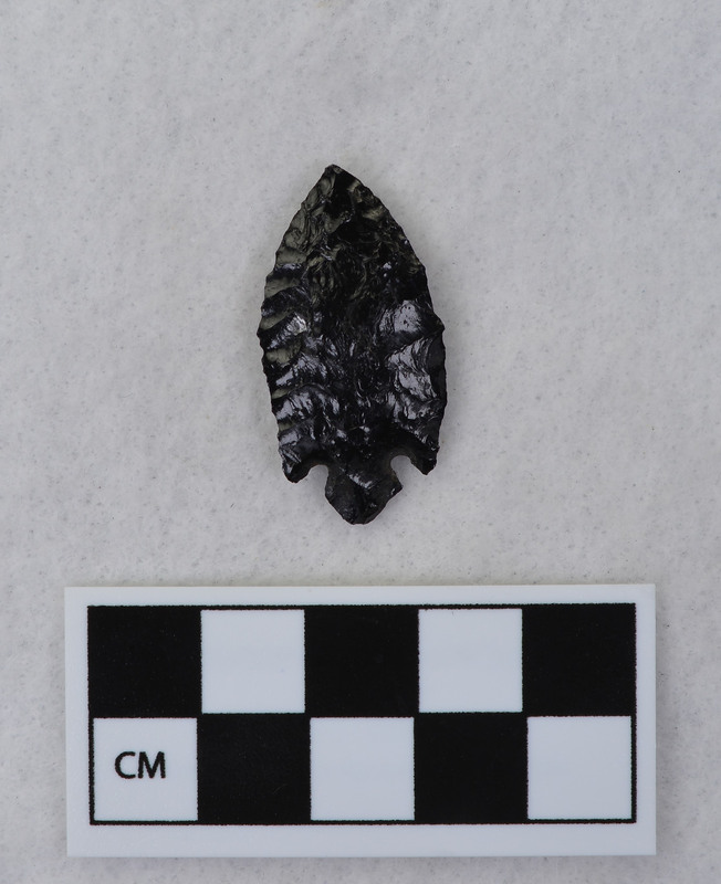 Corner notched, associated w/Ce.4026