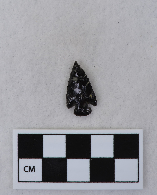 Corner notched, associated w/Ce.4026