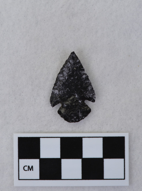 Corner notched, associated w/Ce.4026