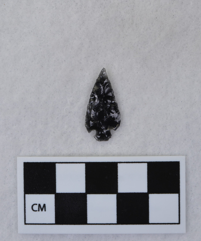 Corner notched, associated w/Ce.4026