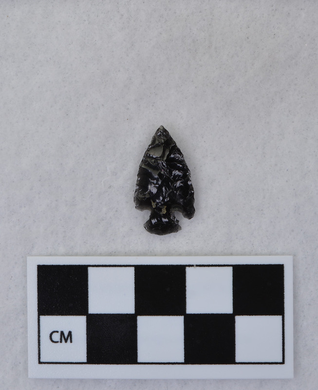 Corner notched, associated w/Ce.4026