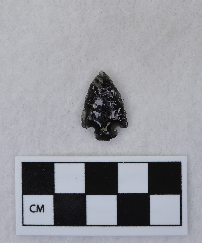 Corner notched, associated w/Ce.4026