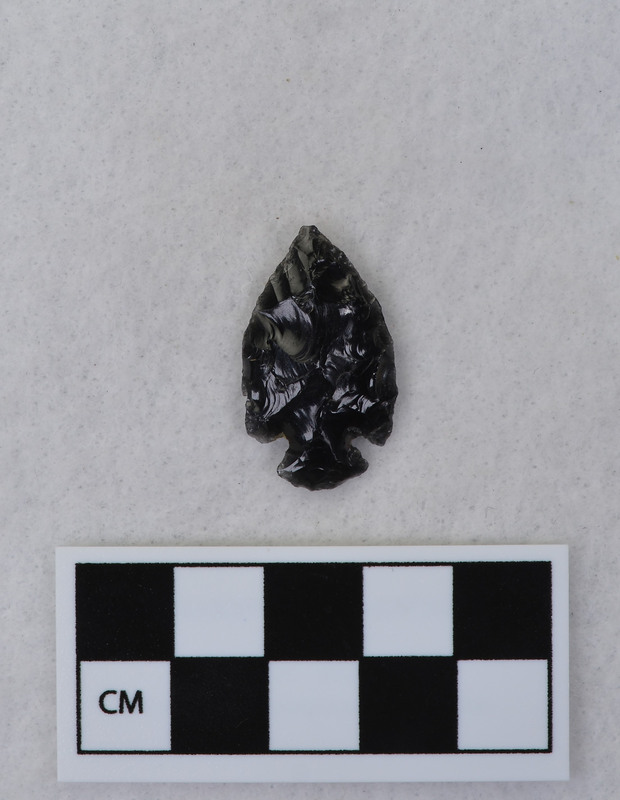 Corner notched, associated w/Ce.4026