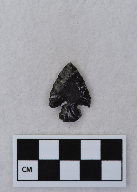 Corner notched, associated w/Ce.4026