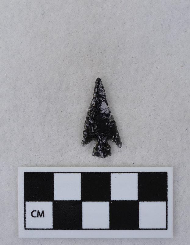 Corner notched, associated w/Ce.4026