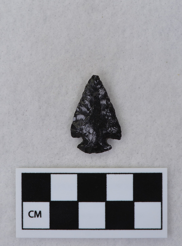 Corner notched, associated w/Ce.4026