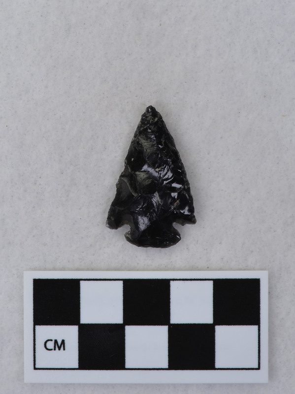 Corner notched, associated w/Ce.4026