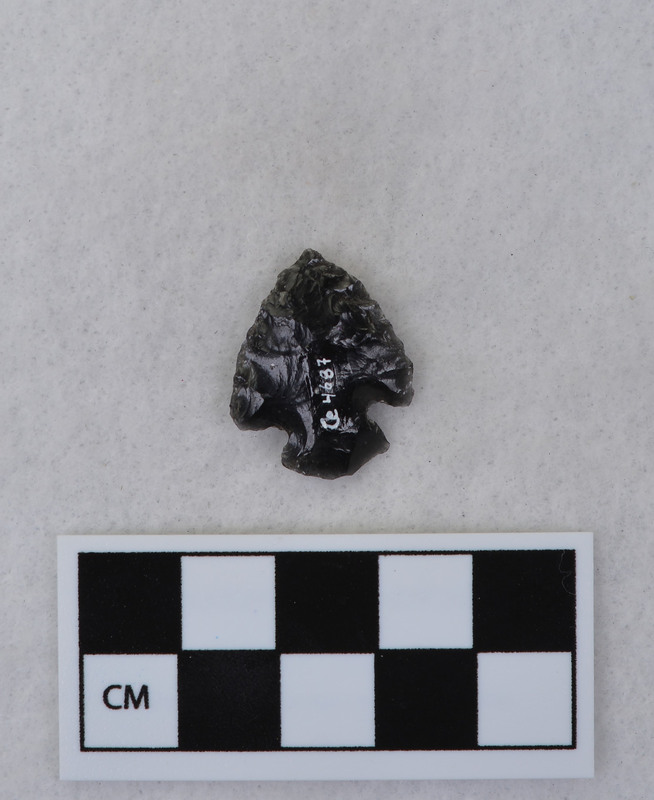 Corner notched, associated w/Ce.4026