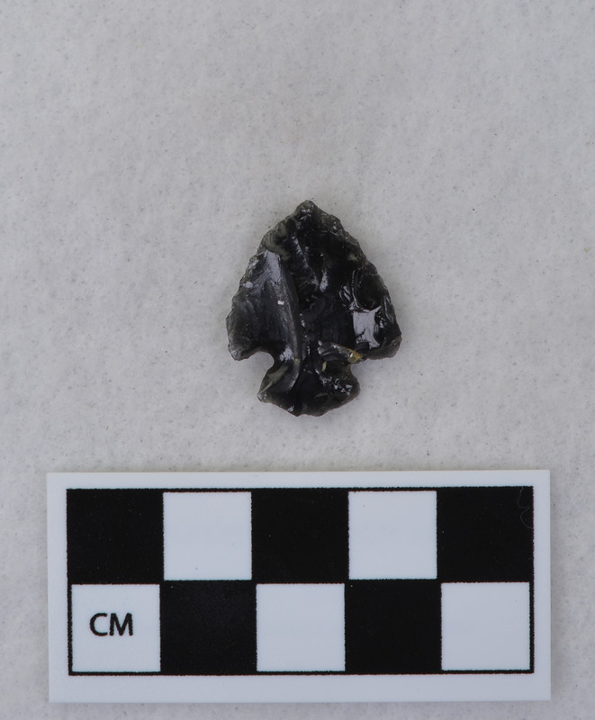 Corner notched, associated w/Ce.4026