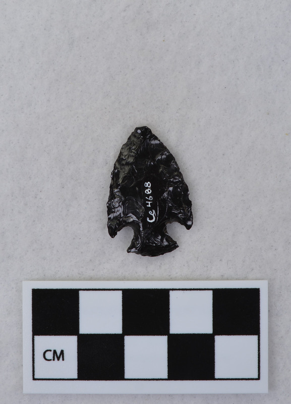 Corner notched, associated w/Ce.4026