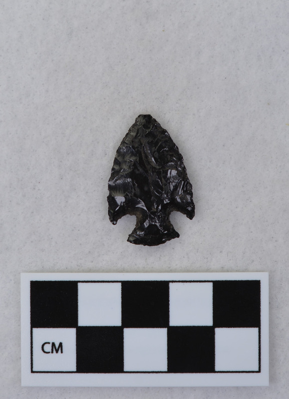 Corner notched, associated w/Ce.4026