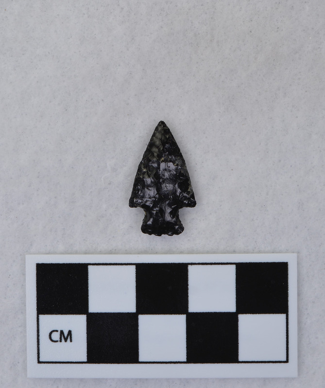 Corner notched, associated w/Ce.4026