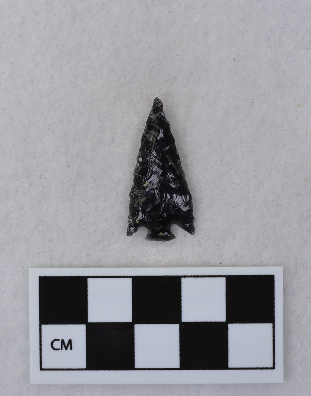 Corner notched, associated w/Ce.4026