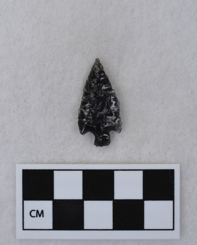 Corner notched, associated w/Ce.4026