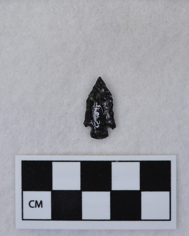 Corner notched, associated w/Ce.4026