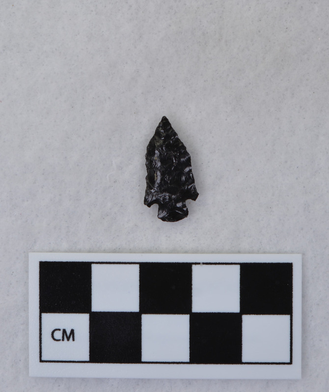 Corner notched, associated w/Ce.4026