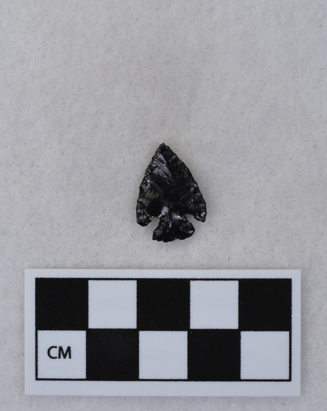 Corner notched, associated w/Ce.4026