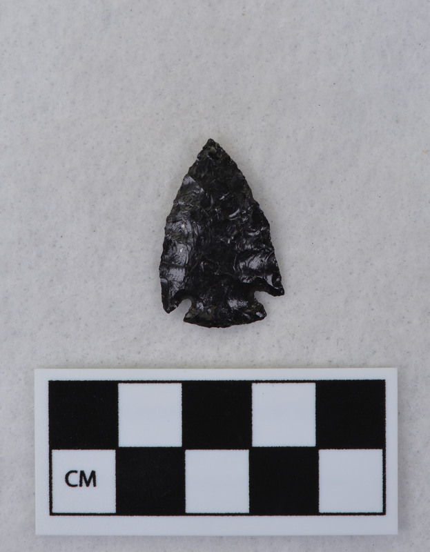 Corner notched, associated w/Ce.4026