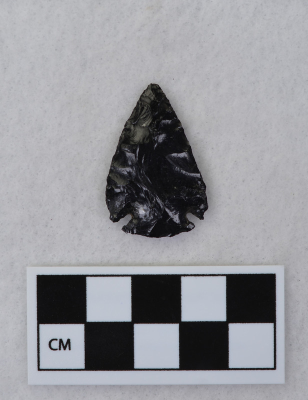 Corner notched, associated w/Ce.4026