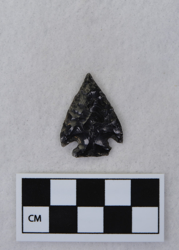 Corner notched, associated w/Ce.4026