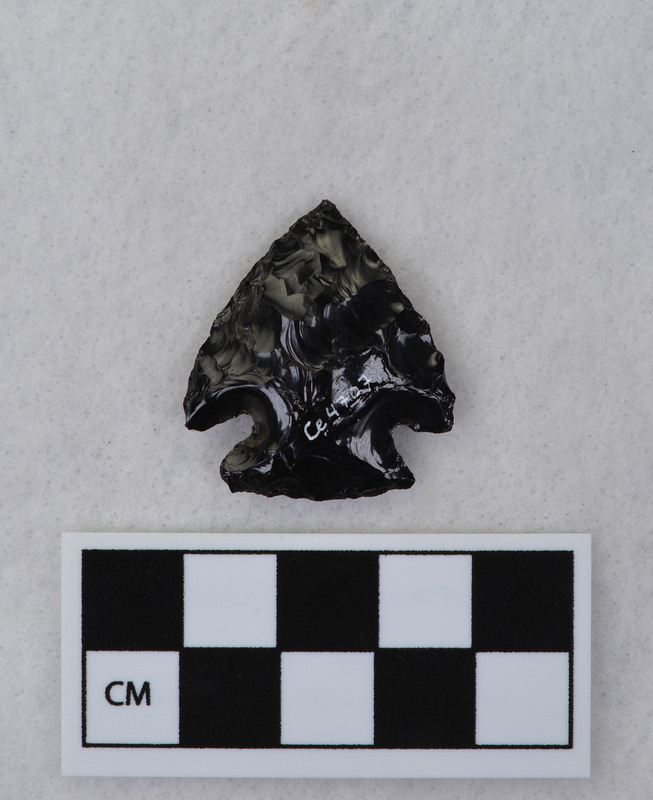 Corner notched, associated w/Ce.4026