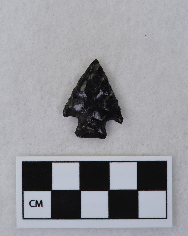 Corner notched, associated w/Ce.4026