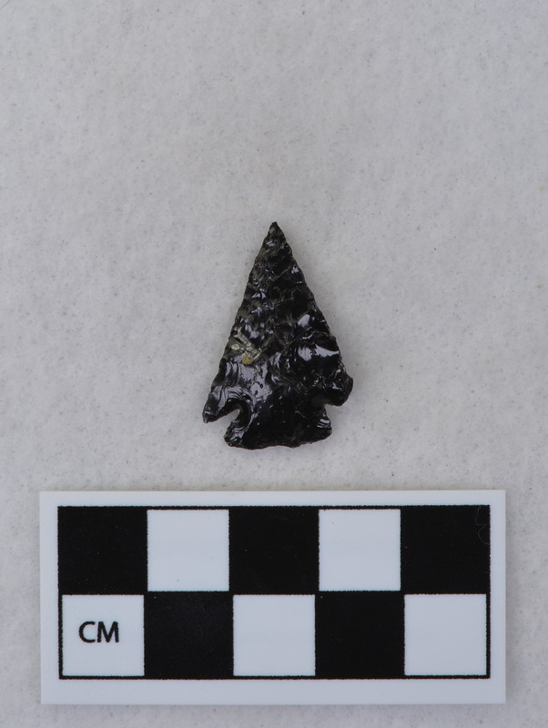 Corner notched, associated w/Ce.4026