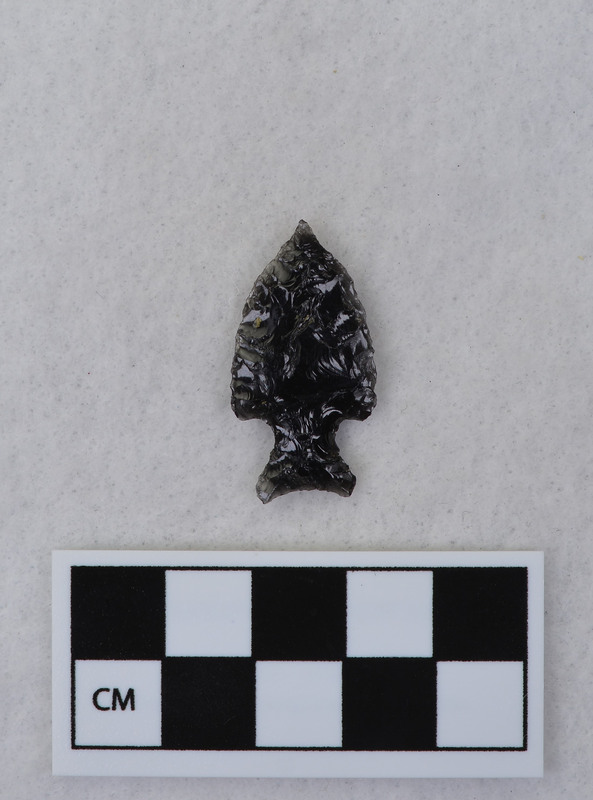 Corner notched, associated w/Ce.4026