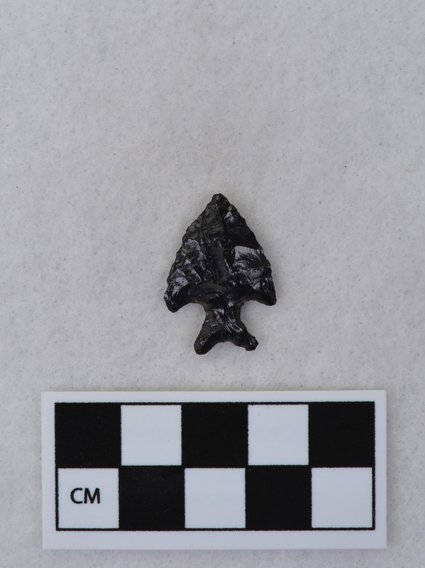 Corner notched, associated w/Ce.4026