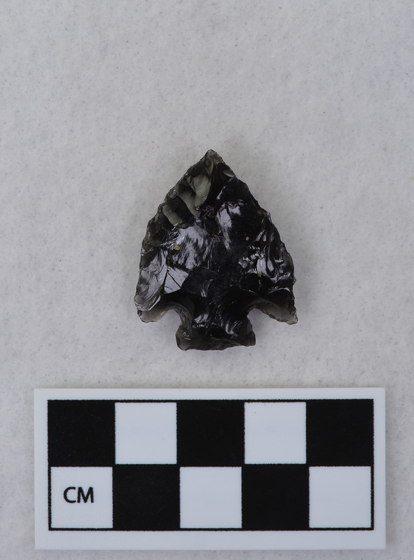 Corner notched, associated w/Ce.4026