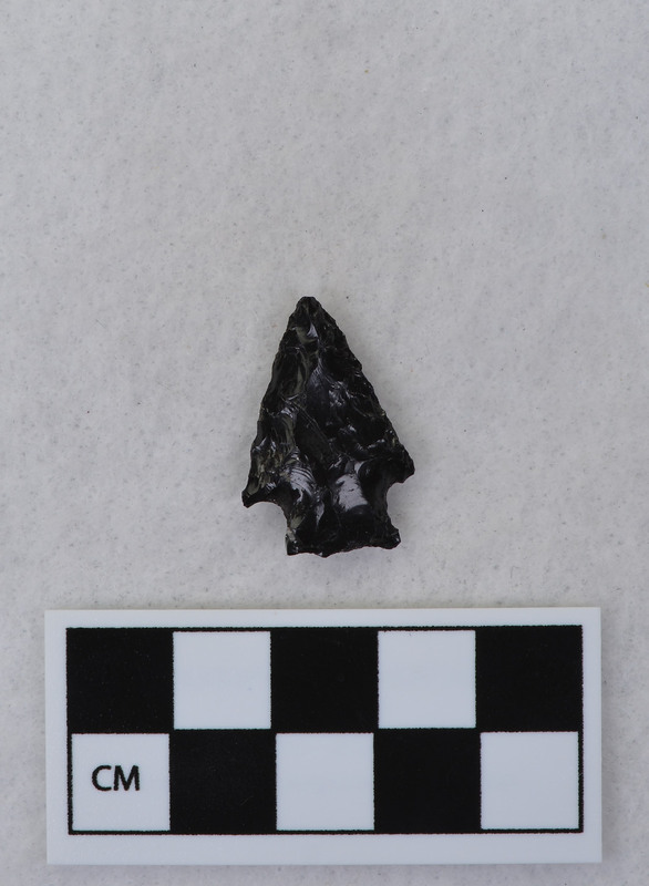 Corner notched, associated w/Ce.4026