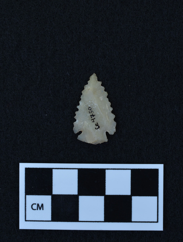 Corner notched, serrated, associated w/Ce.4067