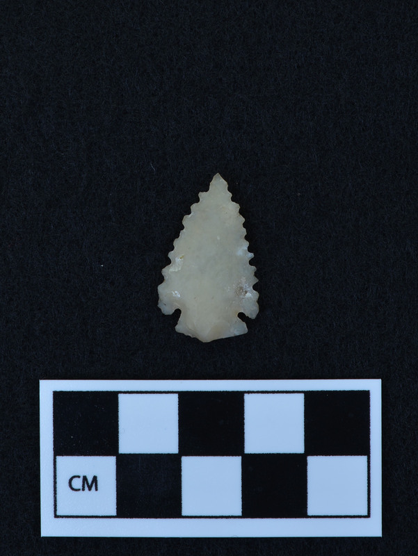 Corner notched, serrated, associated w/Ce.4067