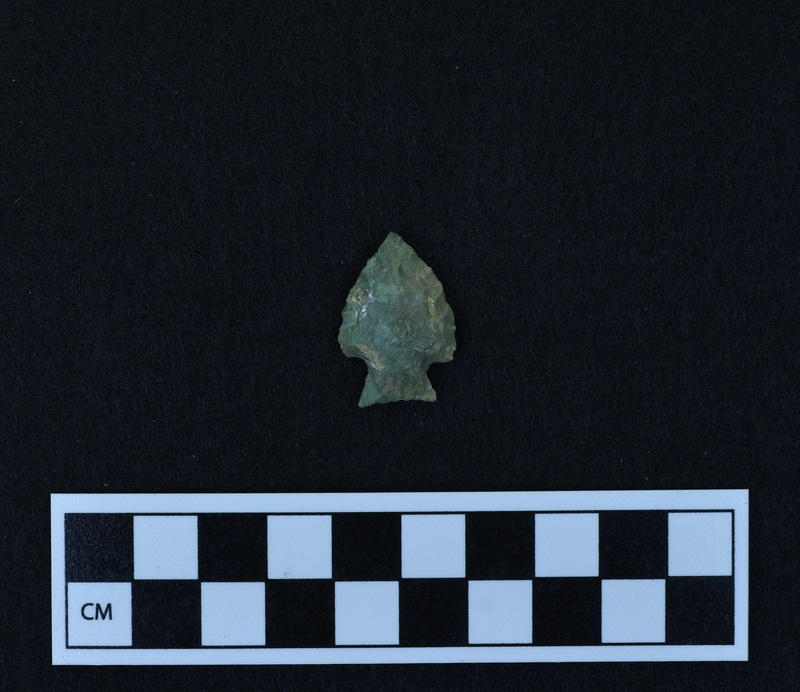 Corner notched, associated w/Ce.4067