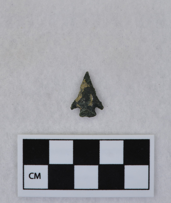 Corner notched, associated w/Ce.4067