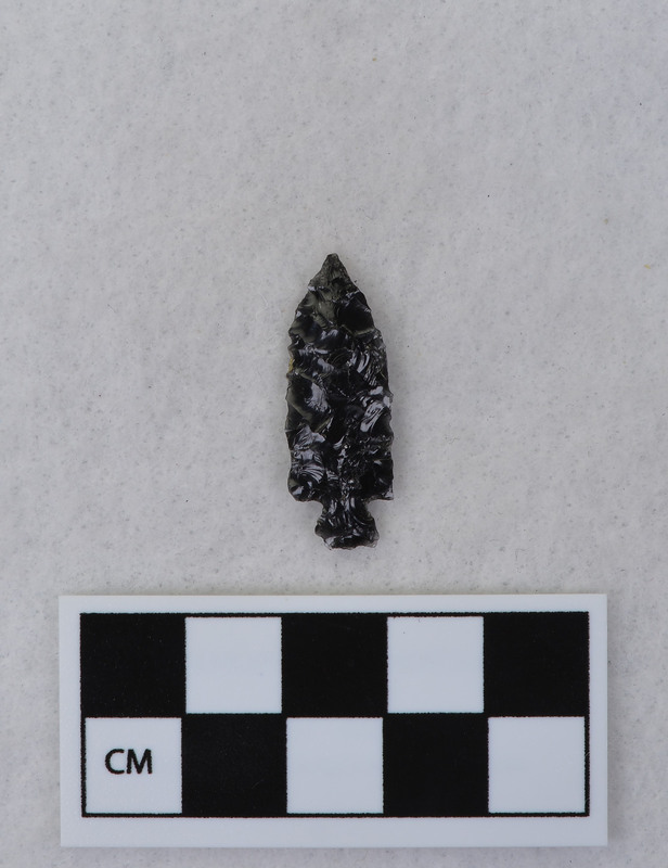 Corner notched, associated w/Ce.4067