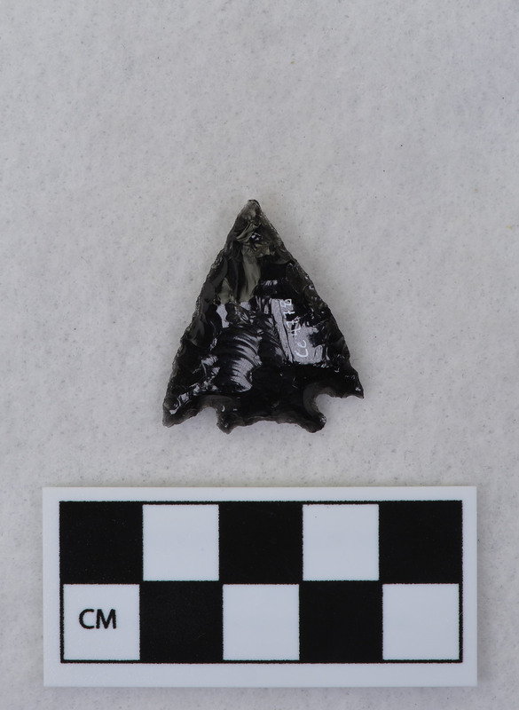 Corner notched, associated w/Ce.4067