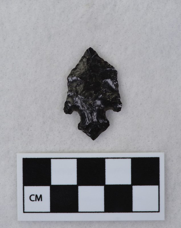 Corner notched, associated w/Ce.7675