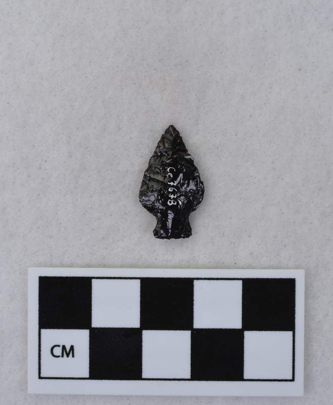 Corner notched, associated w/Ce.7675