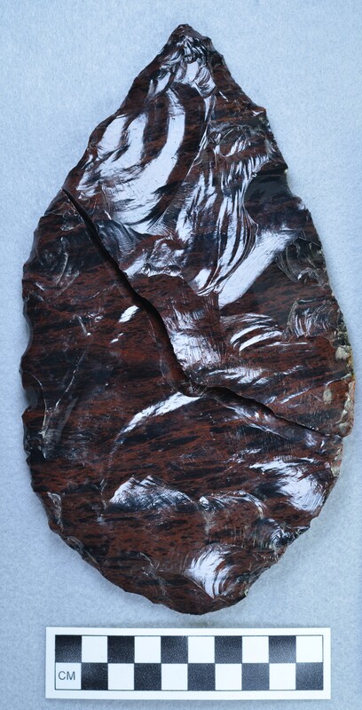 Broken biface with all flakes from its production. (GT) Ce.112 - Ce.623 are all from the production of the large biface (Ce.111) and allegedly represent a full sequence. (DHC)