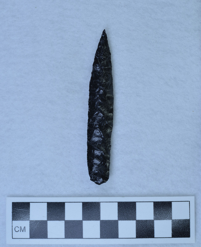 Similar to Eden style flaking, Collaterally flaked to midsection to form dorsal ridge. (GT)