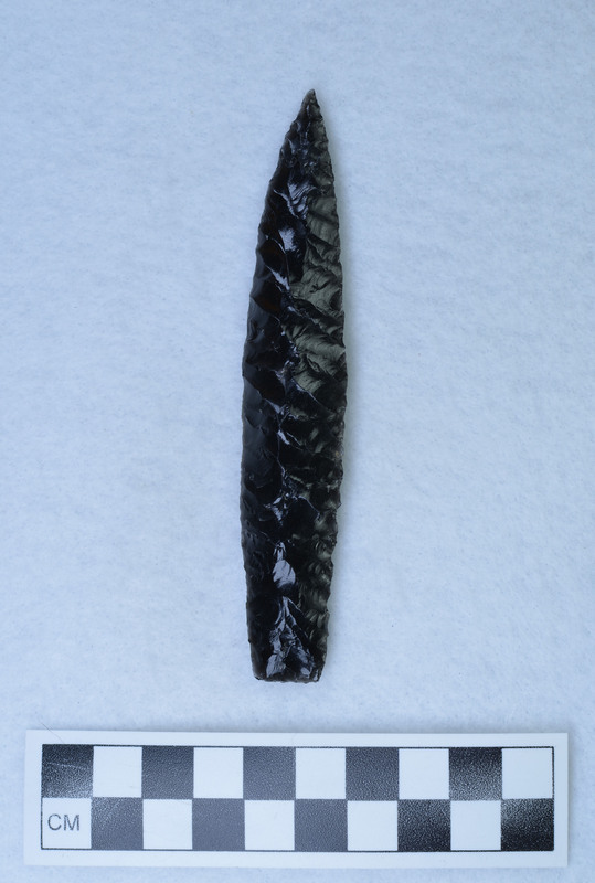 Flakes terminate along well-defined median ridge, lanceolate style, ground basal margins