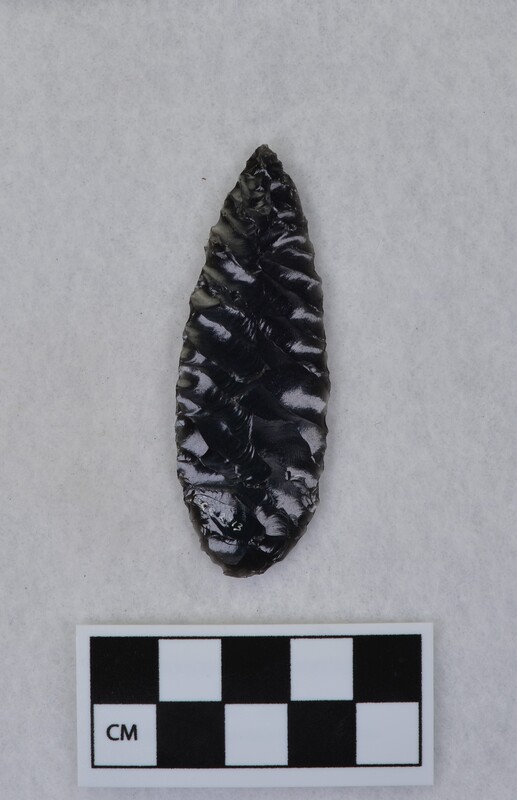 Parallel diagonal flaking. Intersecting at midsection. (GT)