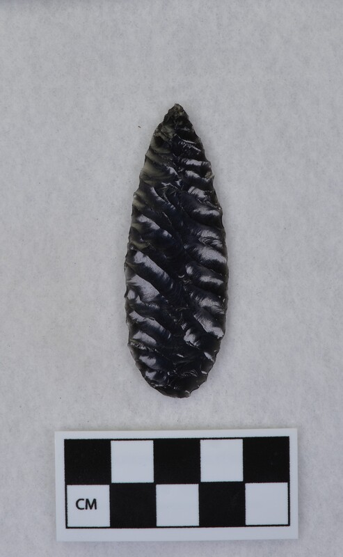 Parallel diagonal flaking. Intersecting at midsection. (GT)