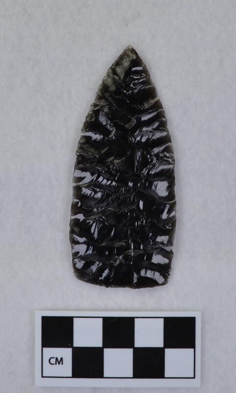 Broad lanceolate style, light basal grinding