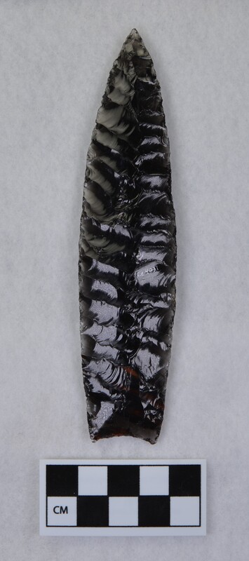 Some diagonal flaking, but primarily collateral, lanceolate style, basal margin lightly ground, base thinned, concave base